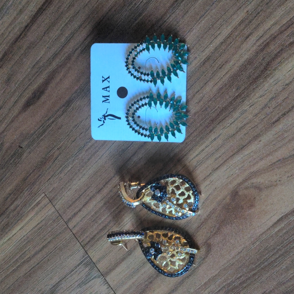 NWT. 2 for 6 Earrings